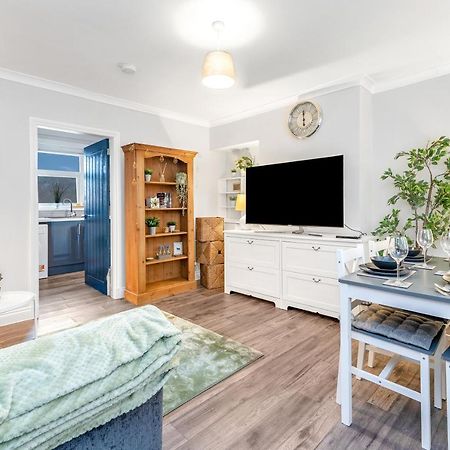 Modern & Spacious 2 Bedroom House - Free Parking - Front & Back Garden - Private Main Door Entrance Edinburg Exteriör bild