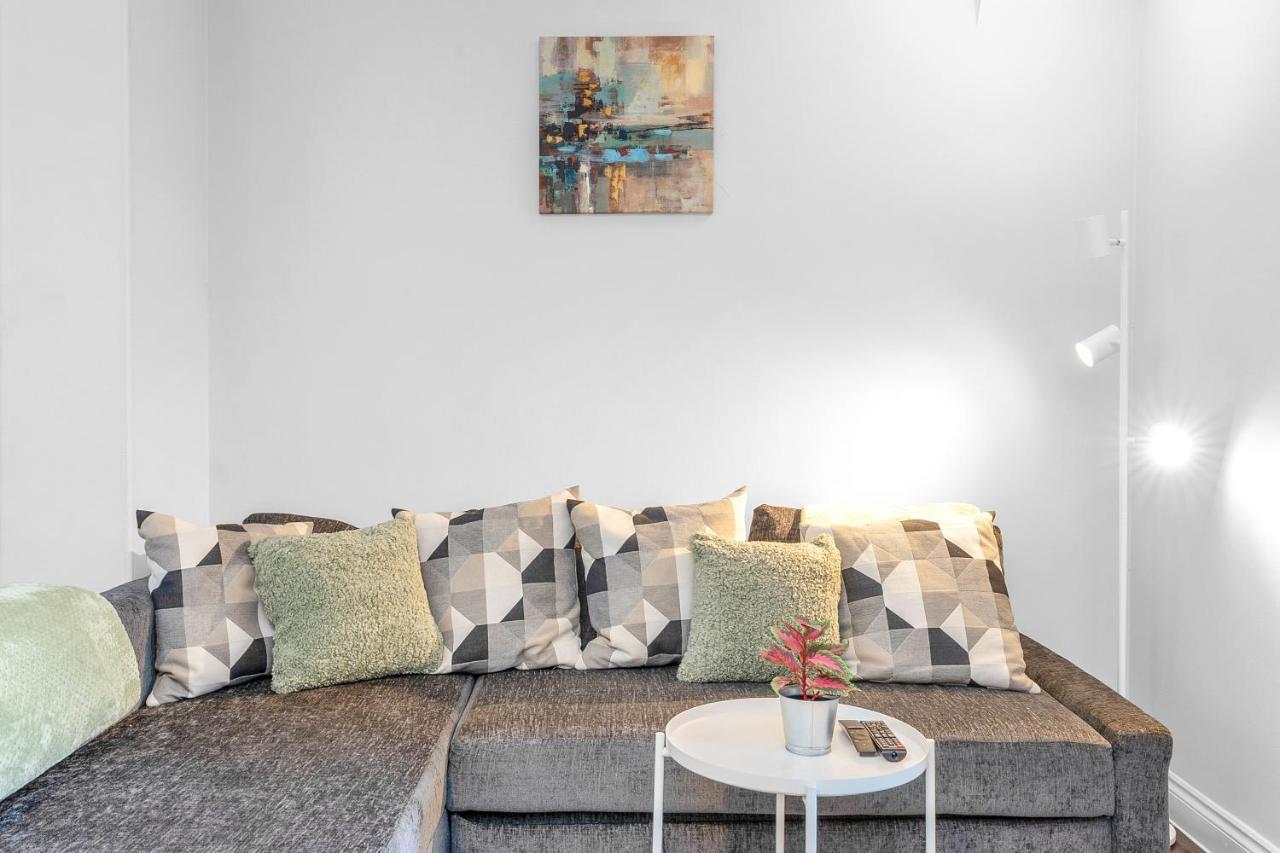 Modern & Spacious 2 Bedroom House - Free Parking - Front & Back Garden - Private Main Door Entrance Edinburg Exteriör bild