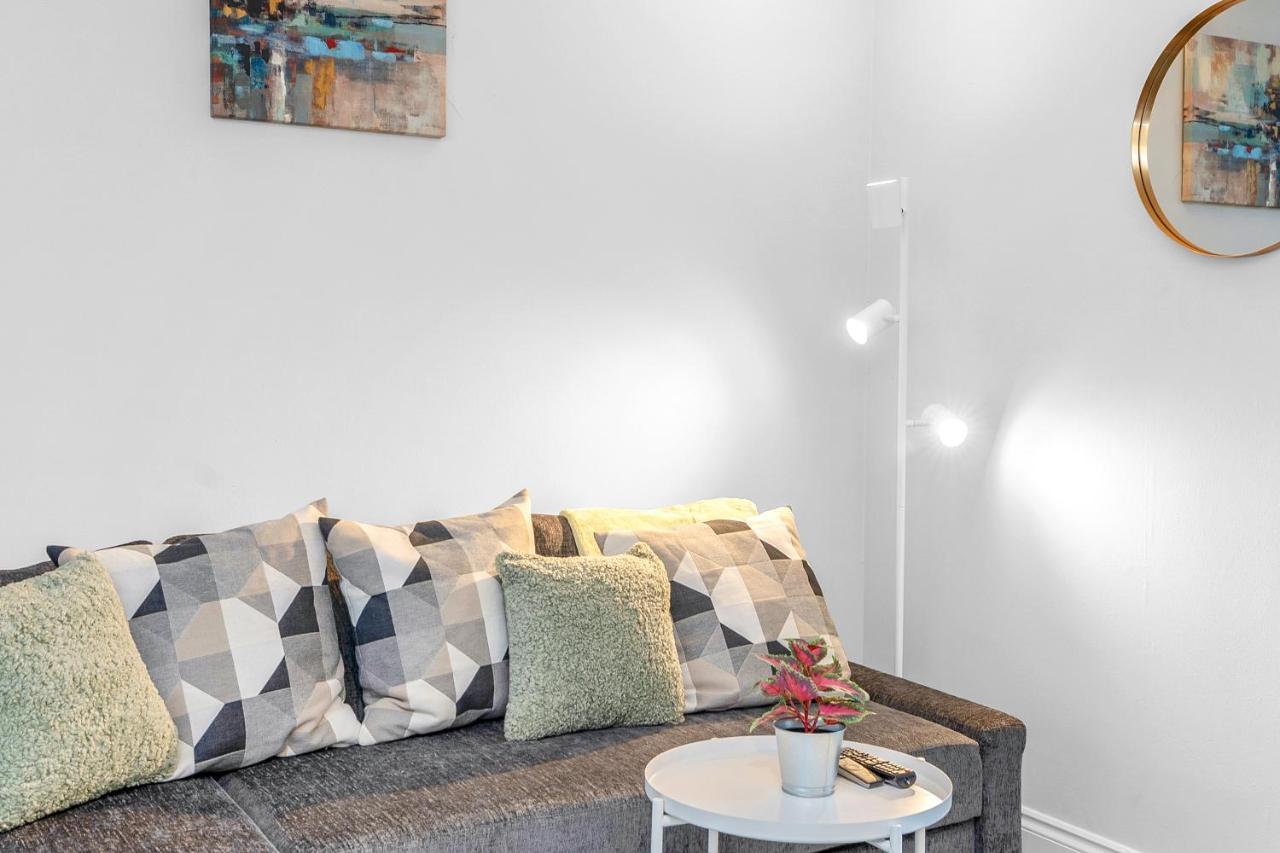 Modern & Spacious 2 Bedroom House - Free Parking - Front & Back Garden - Private Main Door Entrance Edinburg Exteriör bild