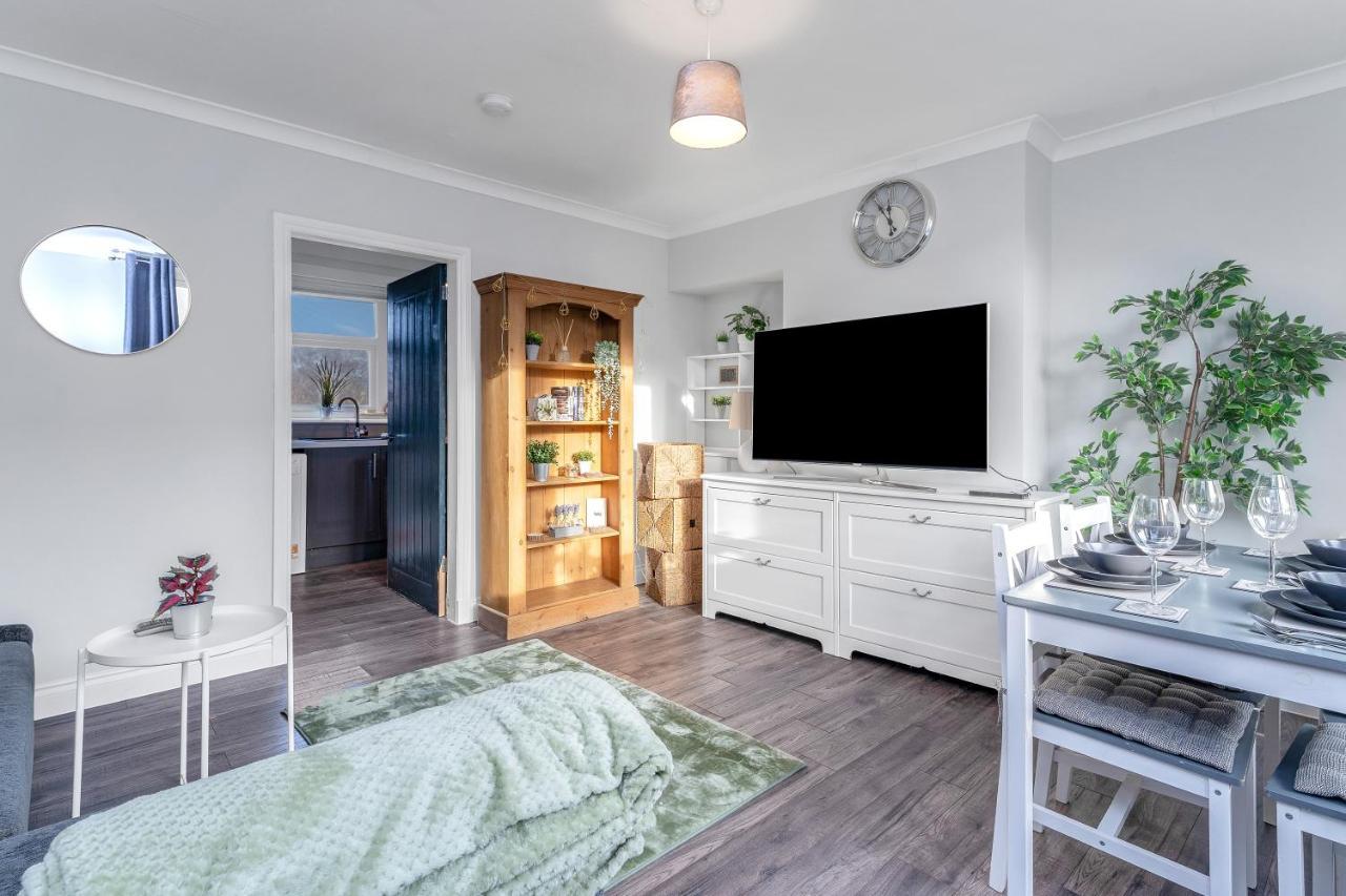 Modern & Spacious 2 Bedroom House - Free Parking - Front & Back Garden - Private Main Door Entrance Edinburg Exteriör bild
