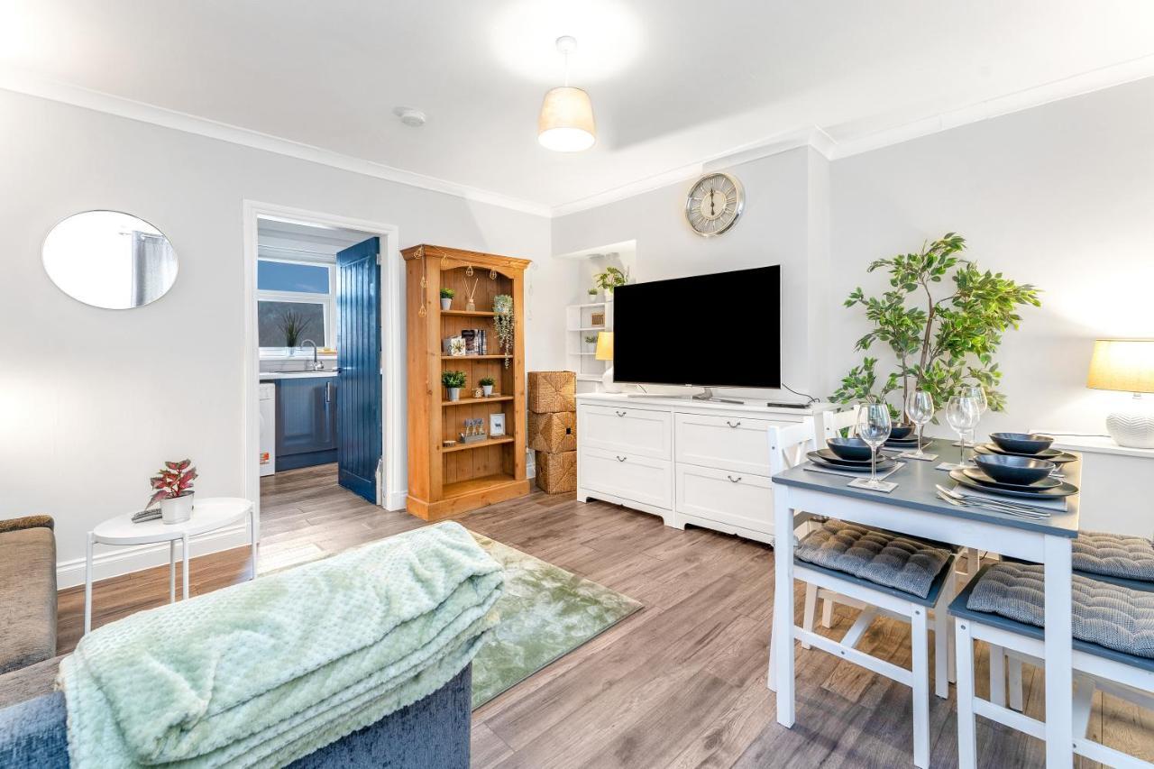Modern & Spacious 2 Bedroom House - Free Parking - Front & Back Garden - Private Main Door Entrance Edinburg Exteriör bild