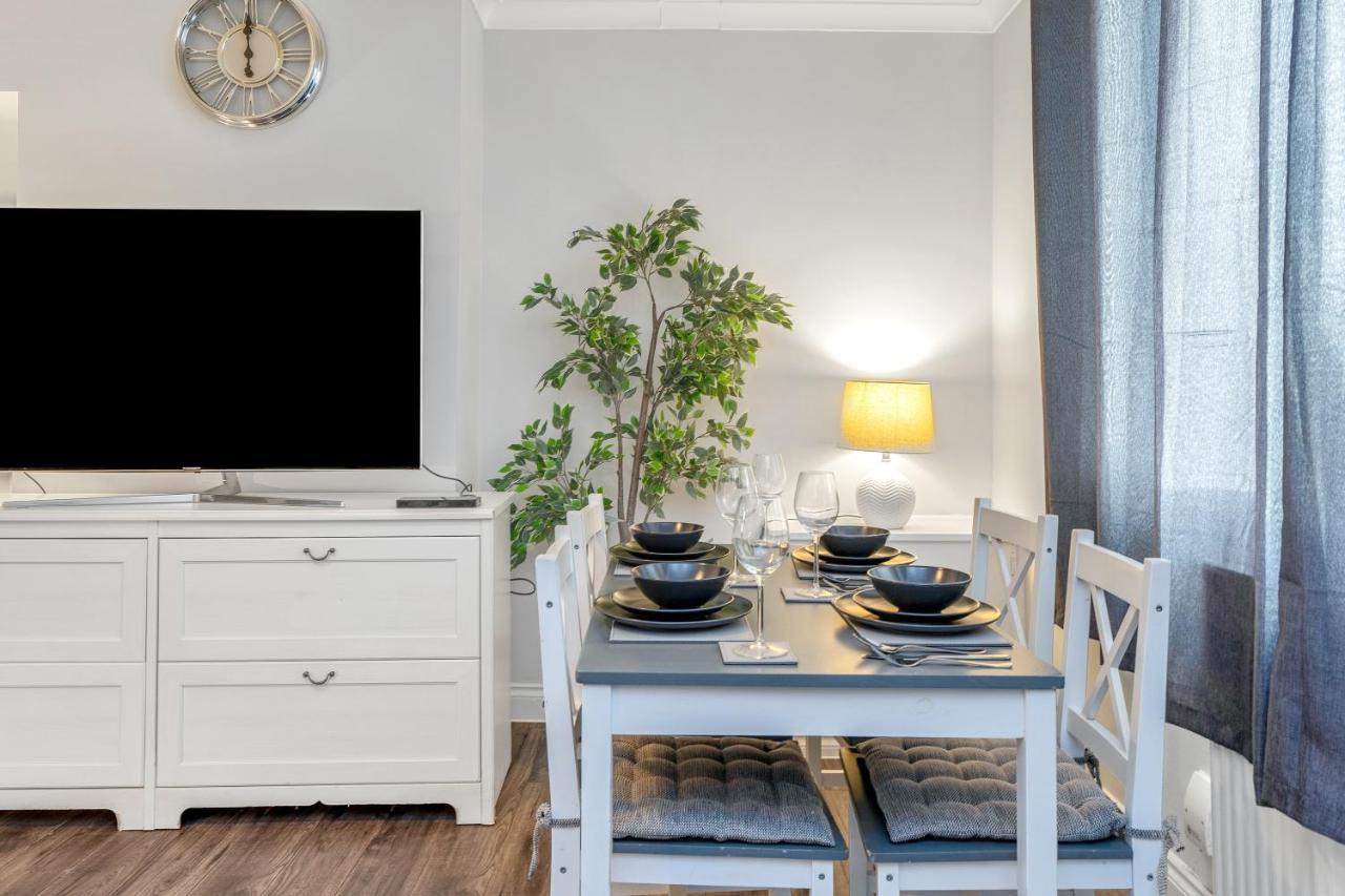 Modern & Spacious 2 Bedroom House - Free Parking - Front & Back Garden - Private Main Door Entrance Edinburg Exteriör bild