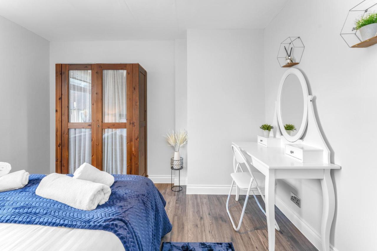 Modern & Spacious 2 Bedroom House - Free Parking - Front & Back Garden - Private Main Door Entrance Edinburg Exteriör bild