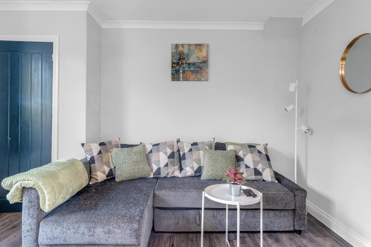 Modern & Spacious 2 Bedroom House - Free Parking - Front & Back Garden - Private Main Door Entrance Edinburg Exteriör bild